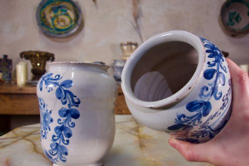 A PAIR OF 18TH CENTURY ITALIAN MAIOLICA ALBARELLI CERAMIC VASE - ADDITIONAL PHOTO 5