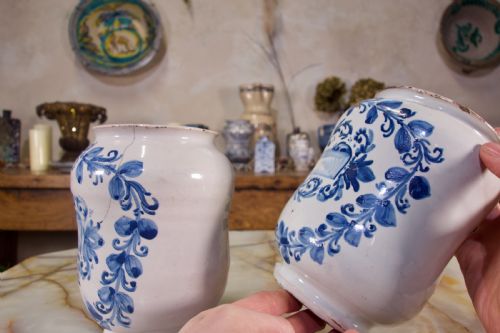 A PAIR OF 18TH CENTURY ITALIAN MAIOLICA ALBARELLI CERAMIC VASE - ADDITIONAL PHOTO 7