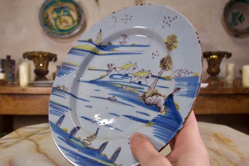 A SELECTION OF THREE 18TH CENTURY ENGLISHBRISTOL DELFT PLATES - ADDITIONAL PHOTO 4
