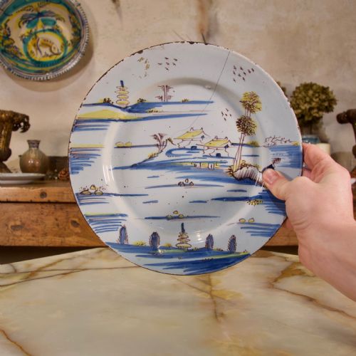 A SELECTION OF THREE 18TH CENTURY ENGLISHBRISTOL DELFT PLATES - ADDITIONAL PHOTO 7