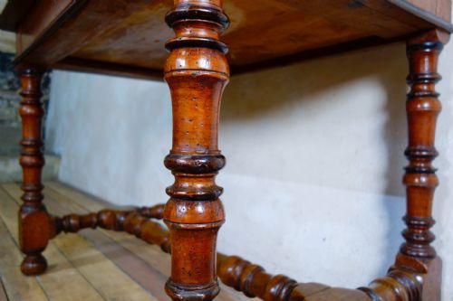 AN 18TH CENTURY NORTH ITALIAN FRUITWOOD SIDE TABLE - ADDITIONAL PHOTO 4