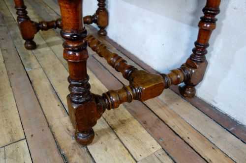 AN 18TH CENTURY NORTH ITALIAN FRUITWOOD SIDE TABLE - ADDITIONAL PHOTO 3