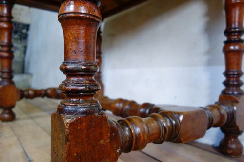 AN 18TH CENTURY NORTH ITALIAN FRUITWOOD SIDE TABLE - ADDITIONAL PHOTO 5
