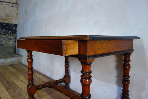 AN 18TH CENTURY NORTH ITALIAN FRUITWOOD SIDE TABLE - ADDITIONAL PHOTO 7