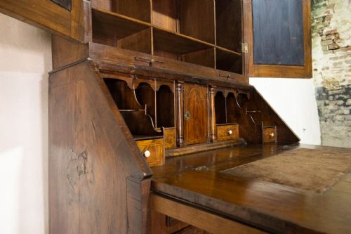 A GEORGE I WALNUT FEATHER BANDED FALL FRONT BUREAU BOOKCASE - ADDITIONAL PHOTO 7
