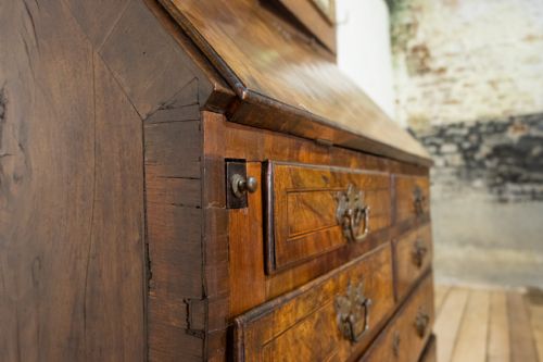 A GEORGE I WALNUT FEATHER BANDED FALL FRONT BUREAU BOOKCASE - ADDITIONAL PHOTO 8