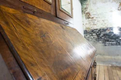 A GEORGE I WALNUT FEATHER BANDED FALL FRONT BUREAU BOOKCASE - ADDITIONAL PHOTO 11