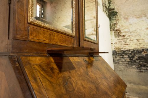 A GEORGE I WALNUT FEATHER BANDED FALL FRONT BUREAU BOOKCASE - ADDITIONAL PHOTO 17