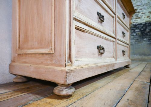 A LARGE FRENCH EARLY 20TH CENTURY BLEACHED WALNUT OPEN BOOKCASE CABINET - ADDITIONAL PHOTO 4