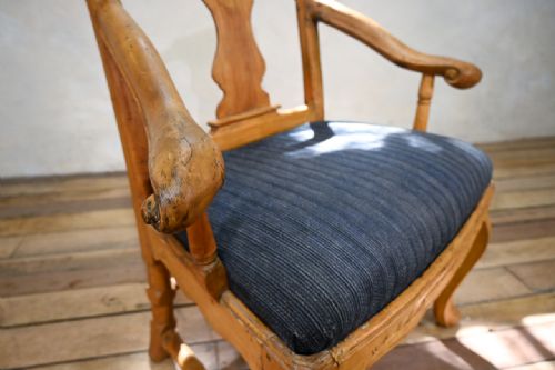 A SWEDISH ROCOCO 18TH CENTURY OPEN ARMCHAIR - ADDITIONAL PHOTO 1