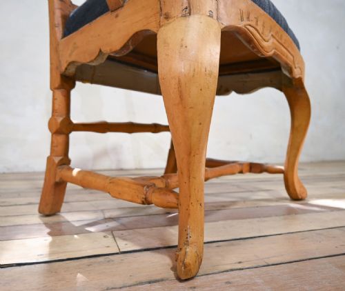 A SWEDISH ROCOCO 18TH CENTURY OPEN ARMCHAIR - ADDITIONAL PHOTO 2