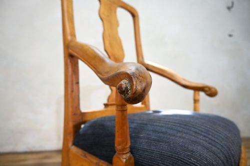 A SWEDISH ROCOCO 18TH CENTURY OPEN ARMCHAIR - ADDITIONAL PHOTO 3
