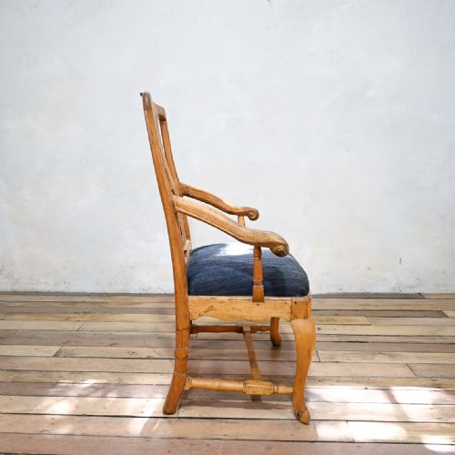 A SWEDISH ROCOCO 18TH CENTURY OPEN ARMCHAIR - ADDITIONAL PHOTO 8