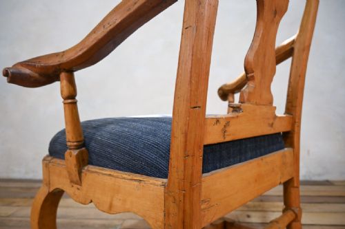A SWEDISH ROCOCO 18TH CENTURY OPEN ARMCHAIR - ADDITIONAL PHOTO 11