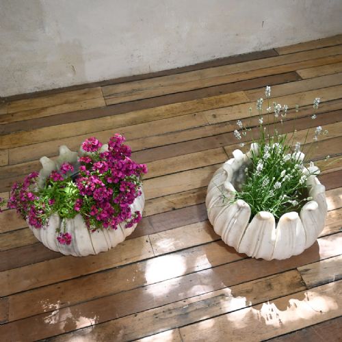 A PAIR OF 20TH CENTURY LOTUS LEAF MARBLE MUGHAL STYLE PLANTERS - ADDITIONAL PHOTO 1