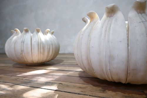 A PAIR OF 20TH CENTURY LOTUS LEAF MARBLE MUGHAL STYLE PLANTERS - ADDITIONAL PHOTO 2