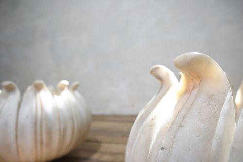 A PAIR OF 20TH CENTURY LOTUS LEAF MARBLE MUGHAL STYLE PLANTERS - ADDITIONAL PHOTO 3