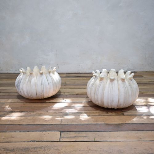 A PAIR OF 20TH CENTURY LOTUS LEAF MARBLE MUGHAL STYLE PLANTERS - ADDITIONAL PHOTO 4