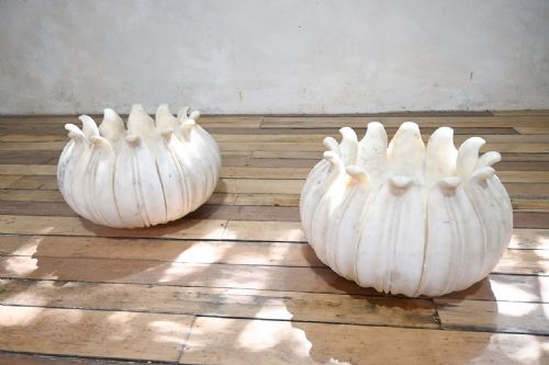 A PAIR OF 20TH CENTURY LOTUS LEAF MARBLE MUGHAL STYLE PLANTERS - ADDITIONAL PHOTO 6