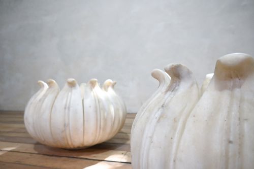 A PAIR OF 20TH CENTURY LOTUS LEAF MARBLE MUGHAL STYLE PLANTERS - ADDITIONAL PHOTO 7