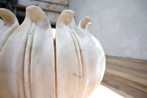 A PAIR OF 20TH CENTURY LOTUS LEAF MARBLE MUGHAL STYLE PLANTERS - ADDITIONAL PHOTO 8