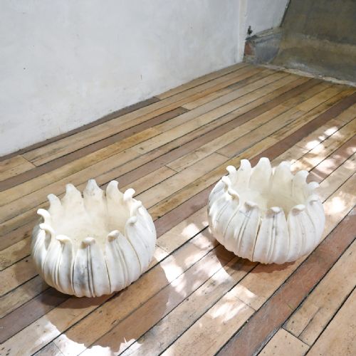 A PAIR OF 20TH CENTURY LOTUS LEAF MARBLE MUGHAL STYLE PLANTERS - ADDITIONAL PHOTO 9