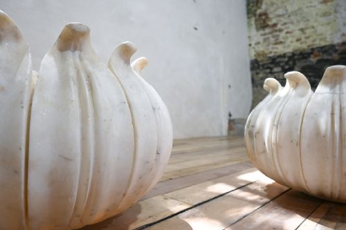 A PAIR OF 20TH CENTURY LOTUS LEAF MARBLE MUGHAL STYLE PLANTERS - ADDITIONAL PHOTO 10