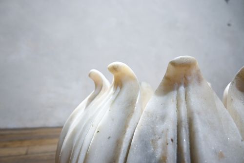 A PAIR OF 20TH CENTURY LOTUS LEAF MARBLE MUGHAL STYLE PLANTERS - ADDITIONAL PHOTO 11