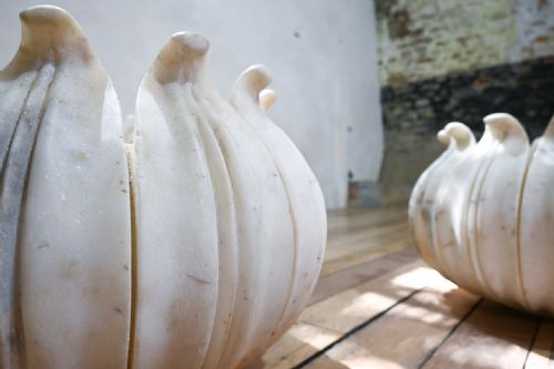 A PAIR OF 20TH CENTURY LOTUS LEAF MARBLE MUGHAL STYLE PLANTERS - ADDITIONAL PHOTO 12