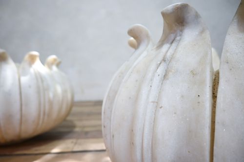 A PAIR OF 20TH CENTURY LOTUS LEAF MARBLE MUGHAL STYLE PLANTERS - ADDITIONAL PHOTO 13