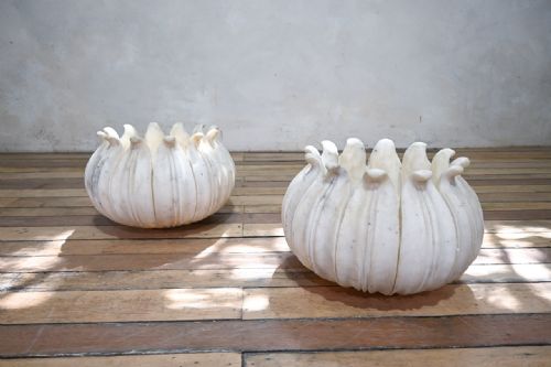 A PAIR OF 20TH CENTURY LOTUS LEAF MARBLE MUGHAL STYLE PLANTERS - ADDITIONAL PHOTO 14