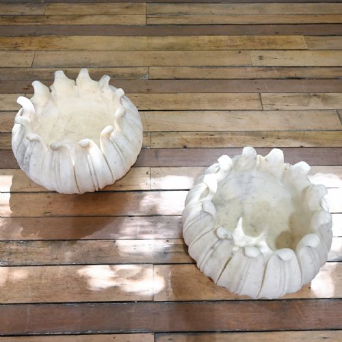 A PAIR OF 20TH CENTURY LOTUS LEAF MARBLE MUGHAL STYLE PLANTERS - ADDITIONAL PHOTO 15