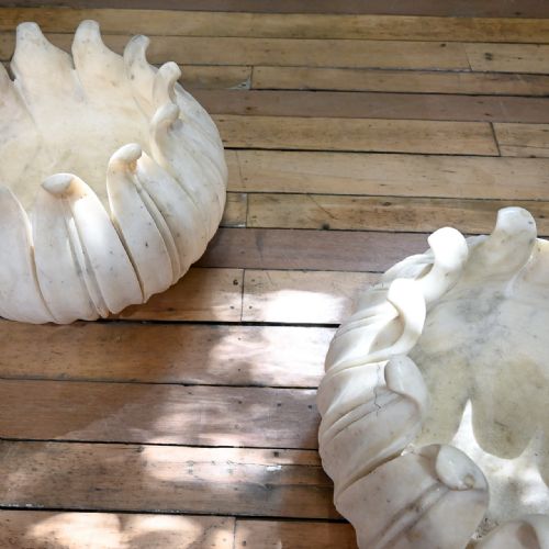 A PAIR OF 20TH CENTURY LOTUS LEAF MARBLE MUGHAL STYLE PLANTERS - ADDITIONAL PHOTO 16