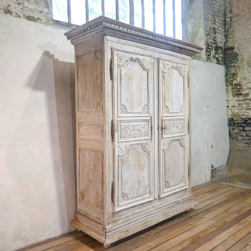 18TH CENTURY LOUIS XIV FRENCH BLEACHED OAK ARMOIRE - ADDITIONAL PHOTO 2