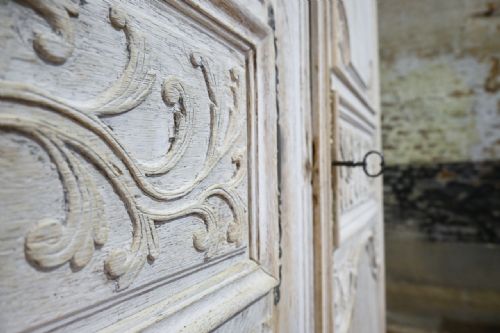 18TH CENTURY LOUIS XIV FRENCH BLEACHED OAK ARMOIRE - ADDITIONAL PHOTO 3