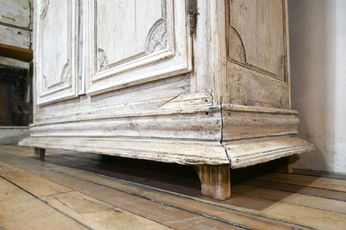 18TH CENTURY LOUIS XIV FRENCH BLEACHED OAK ARMOIRE - ADDITIONAL PHOTO 8