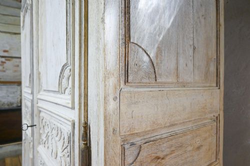 18TH CENTURY LOUIS XIV FRENCH BLEACHED OAK ARMOIRE - ADDITIONAL PHOTO 9