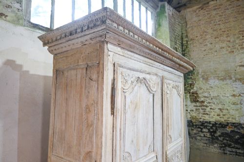 18TH CENTURY LOUIS XIV FRENCH BLEACHED OAK ARMOIRE - ADDITIONAL PHOTO 10