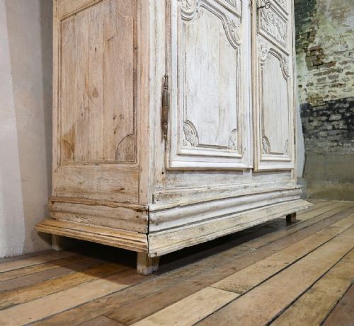 18TH CENTURY LOUIS XIV FRENCH BLEACHED OAK ARMOIRE - ADDITIONAL PHOTO 12