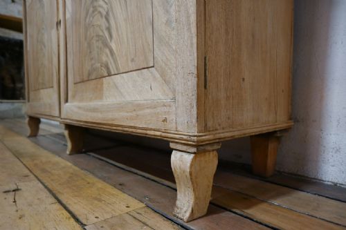A LATE 19TH CENTURY REGENCY STYLE BLEACHED MAHOGANY GLAZED CABINET PAINTED - ADDITIONAL PHOTO 3