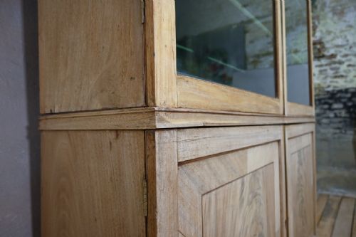 A LATE 19TH CENTURY REGENCY STYLE BLEACHED MAHOGANY GLAZED CABINET PAINTED - ADDITIONAL PHOTO 4