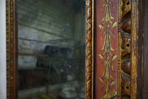 A 18TH CENTURY LARGE NORTH ITALIAN PAINTED VERRE GLOMIS OVERMANTEL MIRROR - ADDITIONAL PHOTO 3