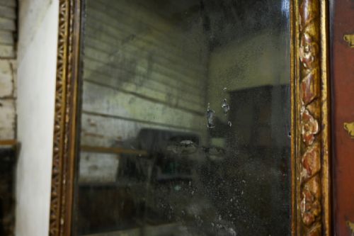 A 18TH CENTURY LARGE NORTH ITALIAN PAINTED VERRE GLOMIS OVERMANTEL MIRROR - ADDITIONAL PHOTO 5