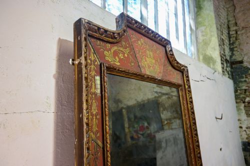 A 18TH CENTURY LARGE NORTH ITALIAN PAINTED VERRE GLOMIS OVERMANTEL MIRROR - ADDITIONAL PHOTO 7