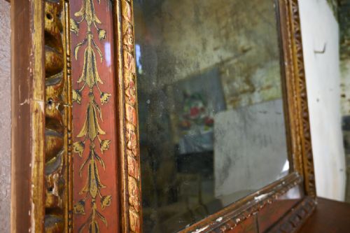 A 18TH CENTURY LARGE NORTH ITALIAN PAINTED VERRE GLOMIS OVERMANTEL MIRROR - ADDITIONAL PHOTO 9