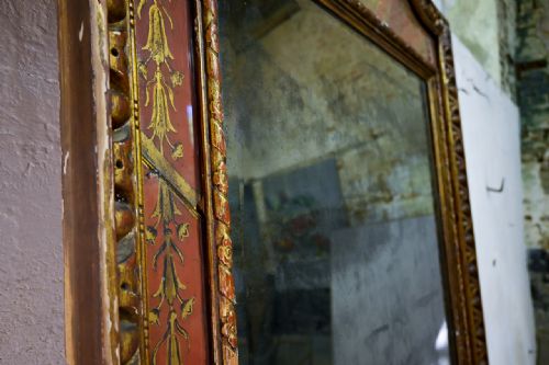 A 18TH CENTURY LARGE NORTH ITALIAN PAINTED VERRE GLOMIS OVERMANTEL MIRROR - ADDITIONAL PHOTO 11