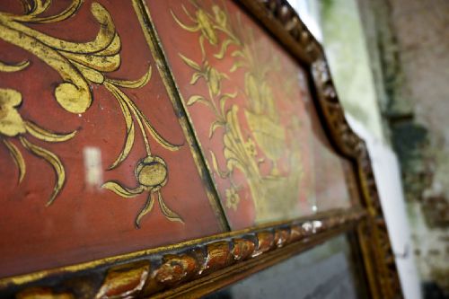 A 18TH CENTURY LARGE NORTH ITALIAN PAINTED VERRE GLOMIS OVERMANTEL MIRROR - ADDITIONAL PHOTO 13