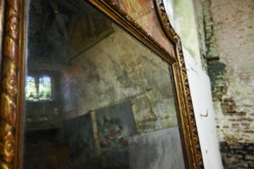 A 18TH CENTURY LARGE NORTH ITALIAN PAINTED VERRE GLOMIS OVERMANTEL MIRROR - ADDITIONAL PHOTO 14