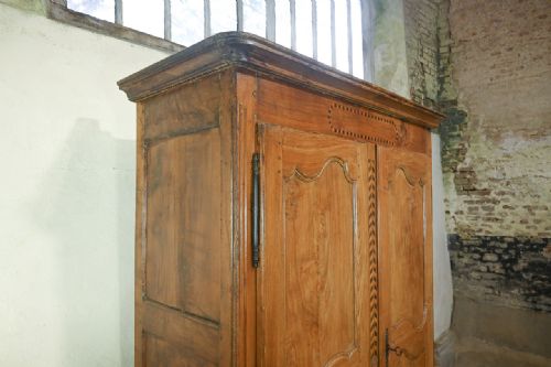 AN 18TH CENTURY FRENCH PARQUETRY INLAID CHESTNUT ARMOIRE - ADDITIONAL PHOTO 4