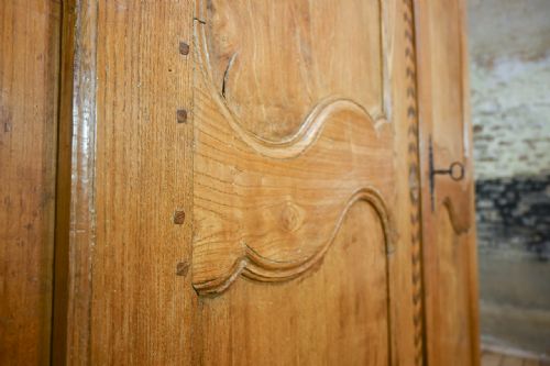 AN 18TH CENTURY FRENCH PARQUETRY INLAID CHESTNUT ARMOIRE - ADDITIONAL PHOTO 1